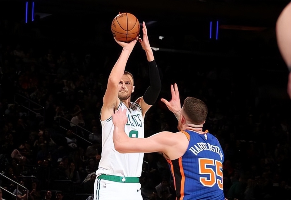 关于今晚体能课后，波士顿凯尔特人外线爆发备战法国杯，目标明确，心理建设被强调的信息